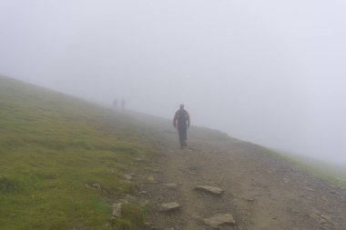 Snowdonia, Galler: 14 Ağustos 2018: Yürüyüşçüler yollarına devam ediyorlar