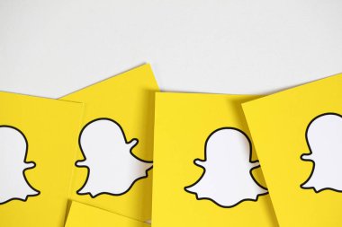 Oxford, Uk - 5 Aralık 2016: Papanın üzerine Snapchat logoları basıldı