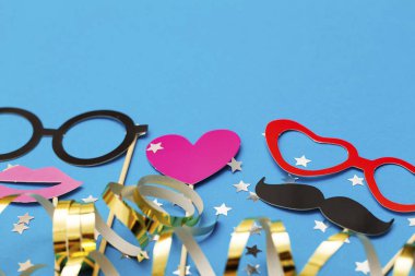 Mavi arka planda parti dekorları. Doğum günü, düğün partisi kutlamaları.