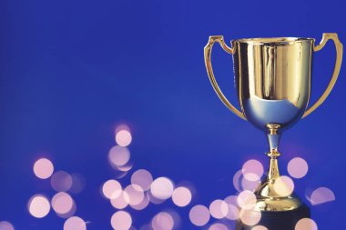 Altın ödüllüler kupası Bokeh bulanık ışıklarla