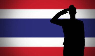 Tayland bayrağına selam veren bir askerin silueti