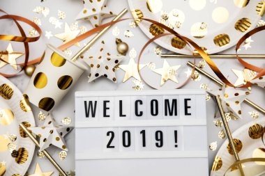 Hoş geldiniz 2019 ışıkkutusu mesajı ve lüks altın partisi.