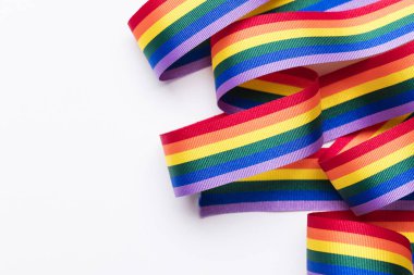 Beyaz arkaplanda gey gururu Lgbt gökkuşağı kurdelesi