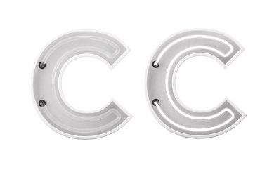 Beyaz neon ışıklı harf C. Açık ve kapalı neon harfler. 3d oluşturma