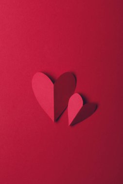 Kırmızı kağıt, kalbi kırmızı arka planda sever. Sevgililer Günü.