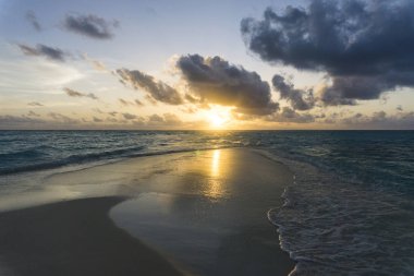 Tropik sahil ve denizde dramatik gün batımı