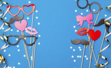 Mavi arka planda komik aksesuarları olan parti geçmişi. Düğün. 