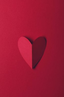 Kırmızı kağıt, kalbi kırmızı arka planda sever. Sevgililer Günü.