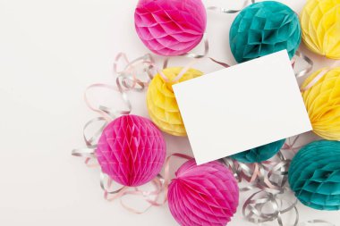 Parlak parti bal peteği ponpon süslemeleri