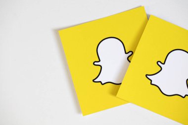 Oxford, Uk - 5 Aralık 2016: Papanın üzerine Snapchat logoları basıldı