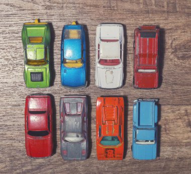 Ahşap arka planda klasik oyuncak arabalar.