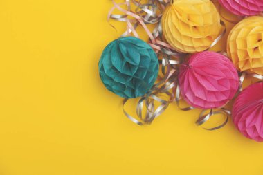 Parlak parti bal peteği ponpon süslemeleri