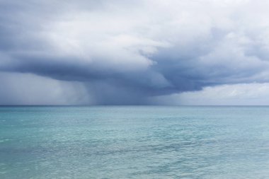 Okyanus üzerinde tropik fırtına