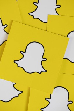 Oxford, Uk - 5 Aralık 2016: Papanın üzerine Snapchat logoları basıldı