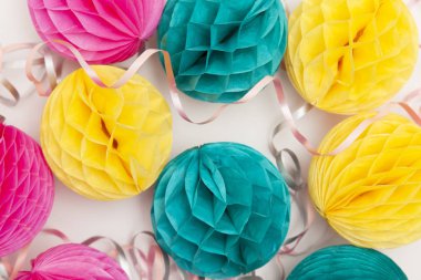 Parlak parti bal peteği ponpon süslemeleri