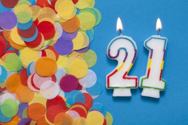 21 numaralı kutlama mumu ve parti konfetisi