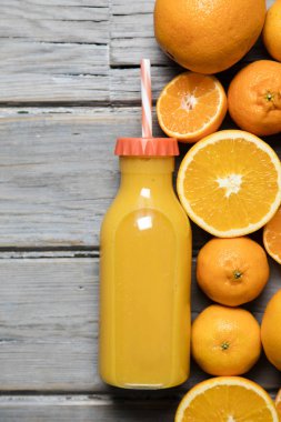 Şişe içinde taze portakal suyu. Köy ağacında portakallar var.