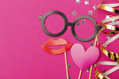 Pembe arka planda eğlenceli parti malzemeleri. Düğün, parti çekimleri.