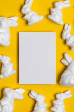 Parlak sarı arka planda Paskalya tavşanları