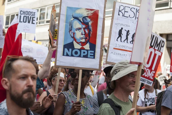 Londra, Uk - 14 Temmuz 2018: Büyük bir protestocu kitlesi toplandı