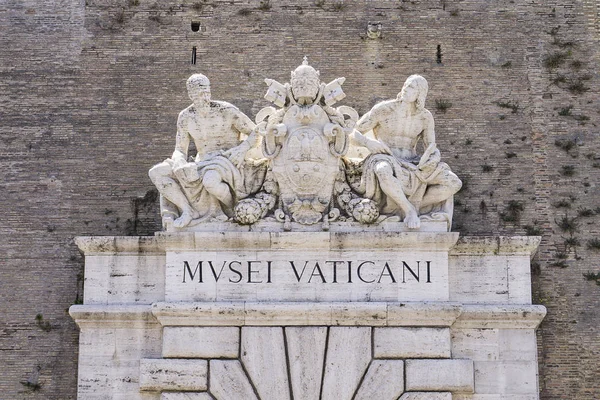 ROMA, ITALIA - 21 de junio de 2018: Esculturas históricas por encima del entr — Foto de Stock
