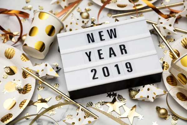 Silvester 2019 Leuchtkasten Feier Nachricht mit Luxus-Gold-Teil — Stockfoto