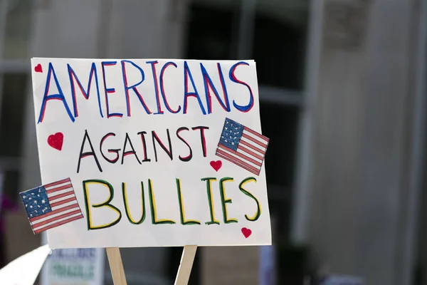 Estadounidenses contra matones pancarta política en una marcha de protesta — Foto de Stock