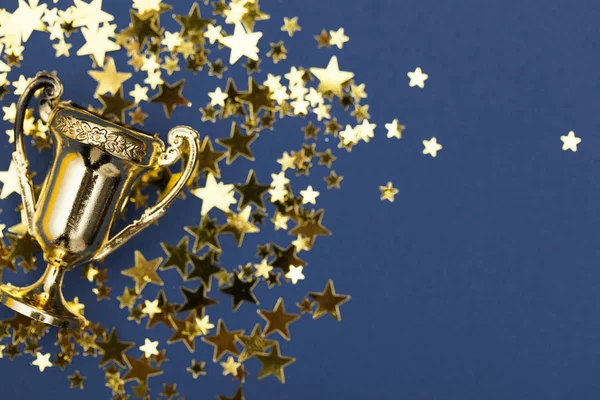 Ouro vencedores realização troféu fundo — Fotografia de Stock