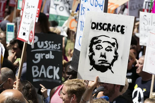 LONDON, UK - July 14th 2018: Large crowds of protesters gather i — Stock Photo, Image