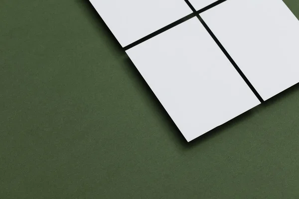 Prázdná bílá pohlednice na zeleném pozadí — Stock fotografie