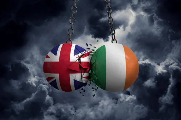 Reino Unido e Irlanda bandera bolas políticas chocan contra cada — Foto de Stock