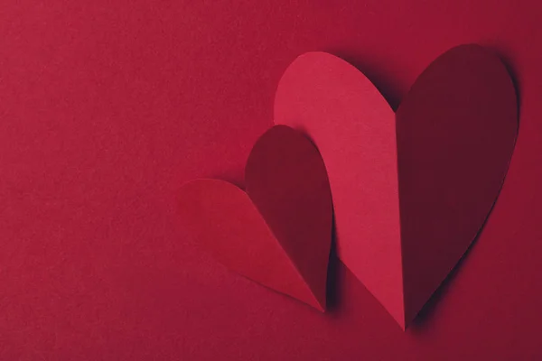 Red Paper Liefde Hart Een Effen Rode Achtergrond Valentijnsdag Romantiek — Stockfoto