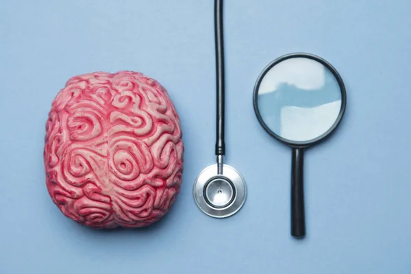 Concepto de salud mental. cerebro humano sobre un fondo azul —  Fotos de Stock