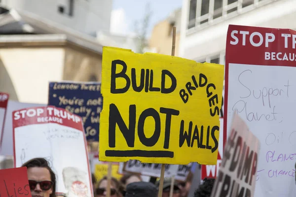 LONDRES, Reino Unido - 14 de julho de 2018: Grandes multidões de manifestantes se reúnem — Fotografia de Stock