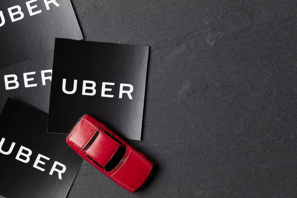 Une photographie du logo Uber et de la voiture jouet. Uber est une ta populaire — Photo