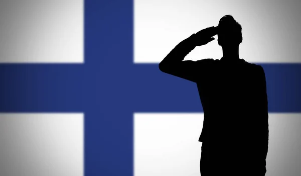 Egy Katona Sziluettje Aki Finn Zászló Előtt Tiszteleg — Stock Fotó