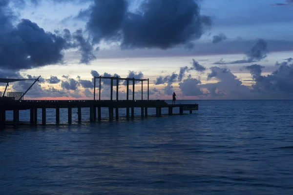 日没の木製の桟橋。エキゾチックな熱帯の旅の風景 — ストック写真
