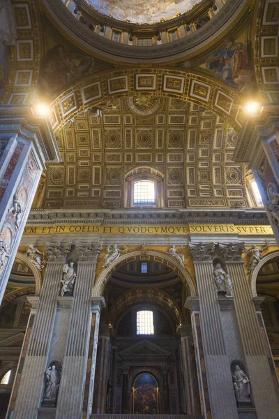 ROMA, ITÁLIA - 17 DE JULHO DE 2018: O interior do Basílico de São Pedro — Fotografia de Stock