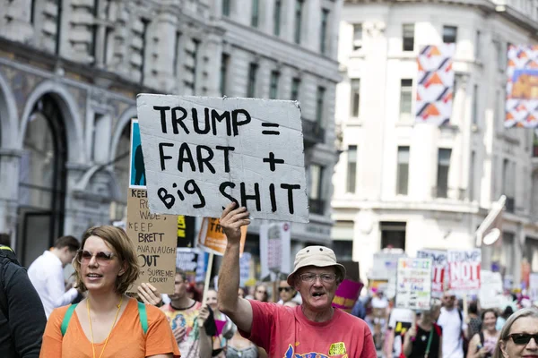 Londra, Uk - 14 Temmuz 2018: Büyük bir protestocu kitlesi toplandı