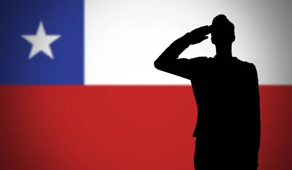 Sylwetka Żołnierza Salutującego Fladze Chile — Zdjęcie stockowe