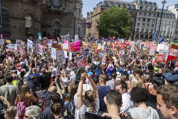 London, Uk - July 14, 2018: Великі натовпи протестувальників зібралися і — стокове фото