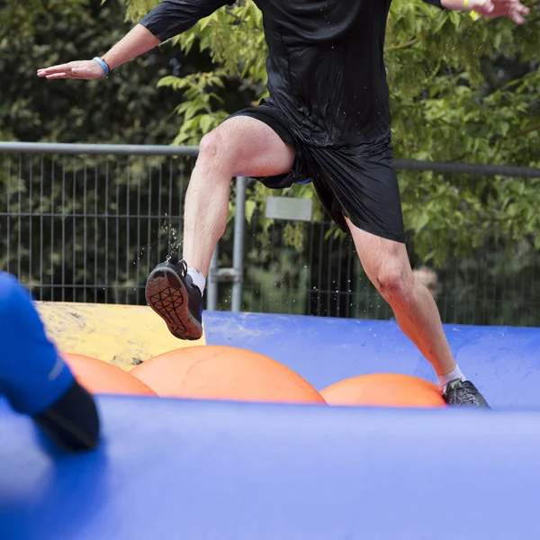 Deelnemer pakt een avontuurlijke hindernisbaan race — Stockfoto