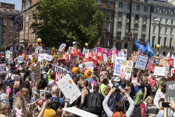 Londra, Uk - 14 Temmuz 2018: Büyük bir protestocu kitlesi toplandı — Stok fotoğraf