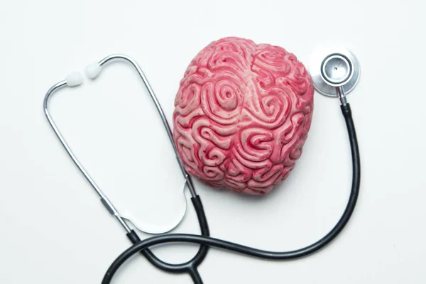 Concepto de salud mental. Cerebro con estetoscopio . — Foto de Stock