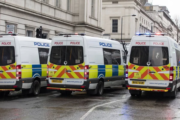 LONDRES, Reino Unido - 3 de febrero de 2018: Tres furgonetas policiales metropolitanas b —  Fotos de Stock