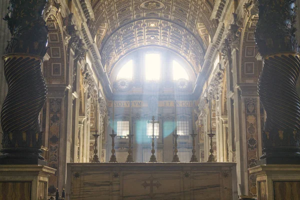 ROMA, ITALIA - 17 DE JULIO DE 2018: El interior de la Basílica de San Pedro — Foto de Stock