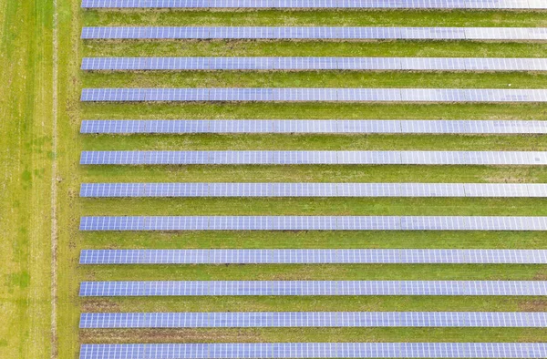 Solenergianläggning. Flygfoto av solpaneler. — Stockfoto