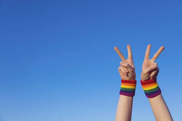 Concepto de orgullo gay. Mano haciendo un signo de paz V con orgullo gay LGB —  Fotos de Stock