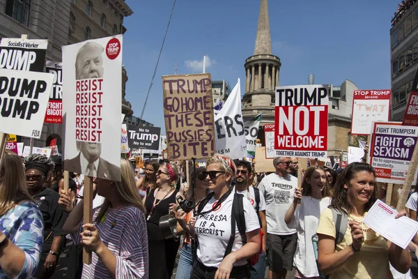 Londyn, Uk - 14 lipca 2018: Duże tłumy protestujących zbierają się i — Zdjęcie stockowe