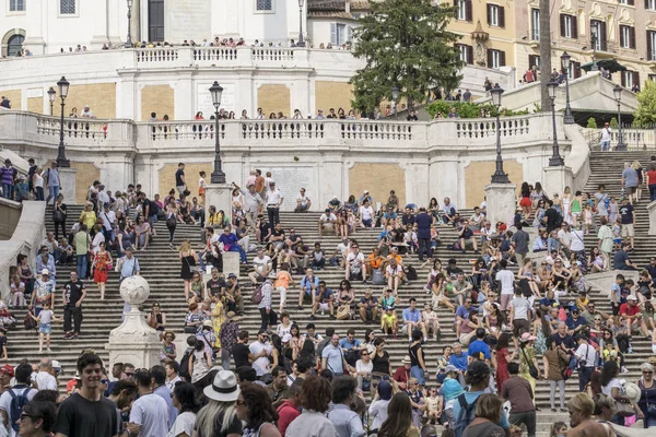 ROME, ITALIE - 16 JUIN 2018 : Les touristes sur les marches espagnoles — Photo